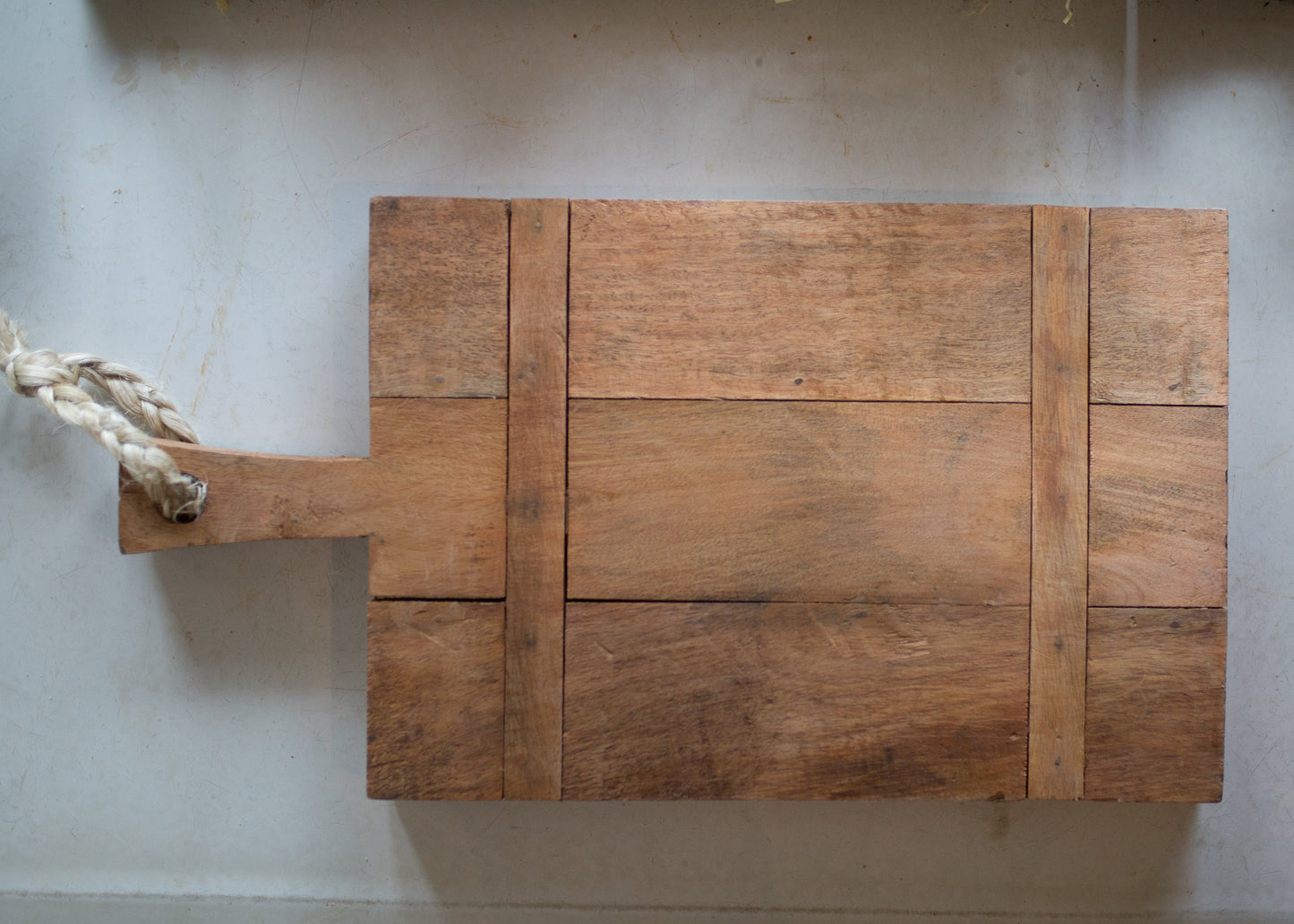 Mango Wood Cutting/bread Board with Handle