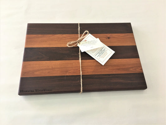 Hiawatha WoodWorks Face Grain Black Walnut & Cherry Cutting Board 11″ x 17″ x 3/4″