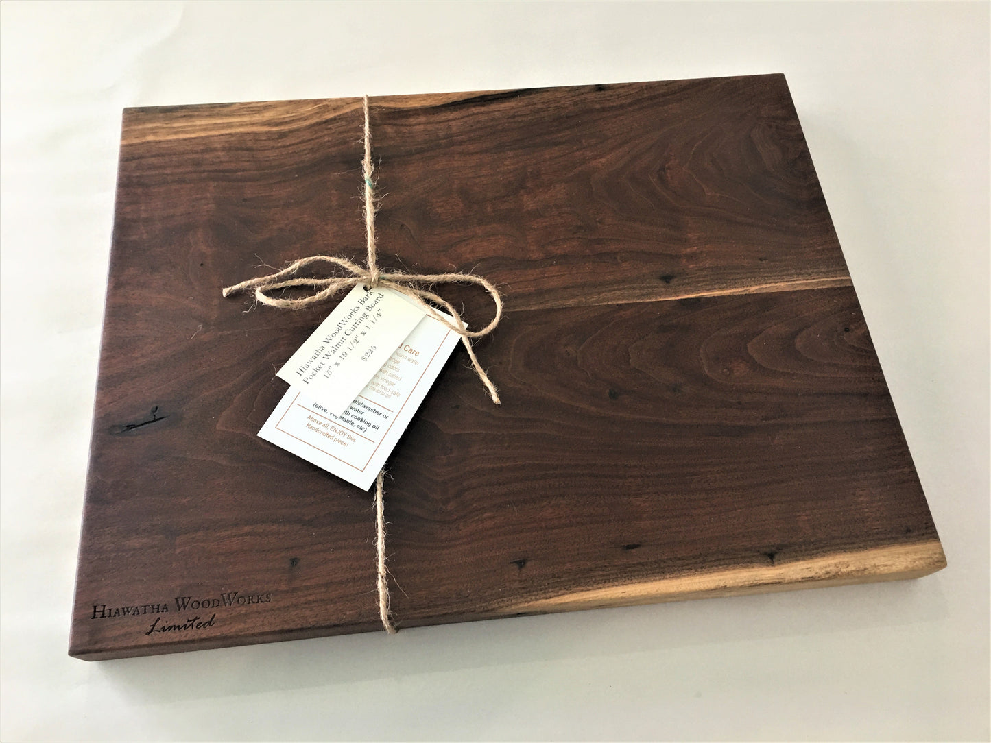 Hiawatha WoodWorks Bark Pocket Walnut Cutting Board 15″ x 19 1/2″ x 1 1/4″